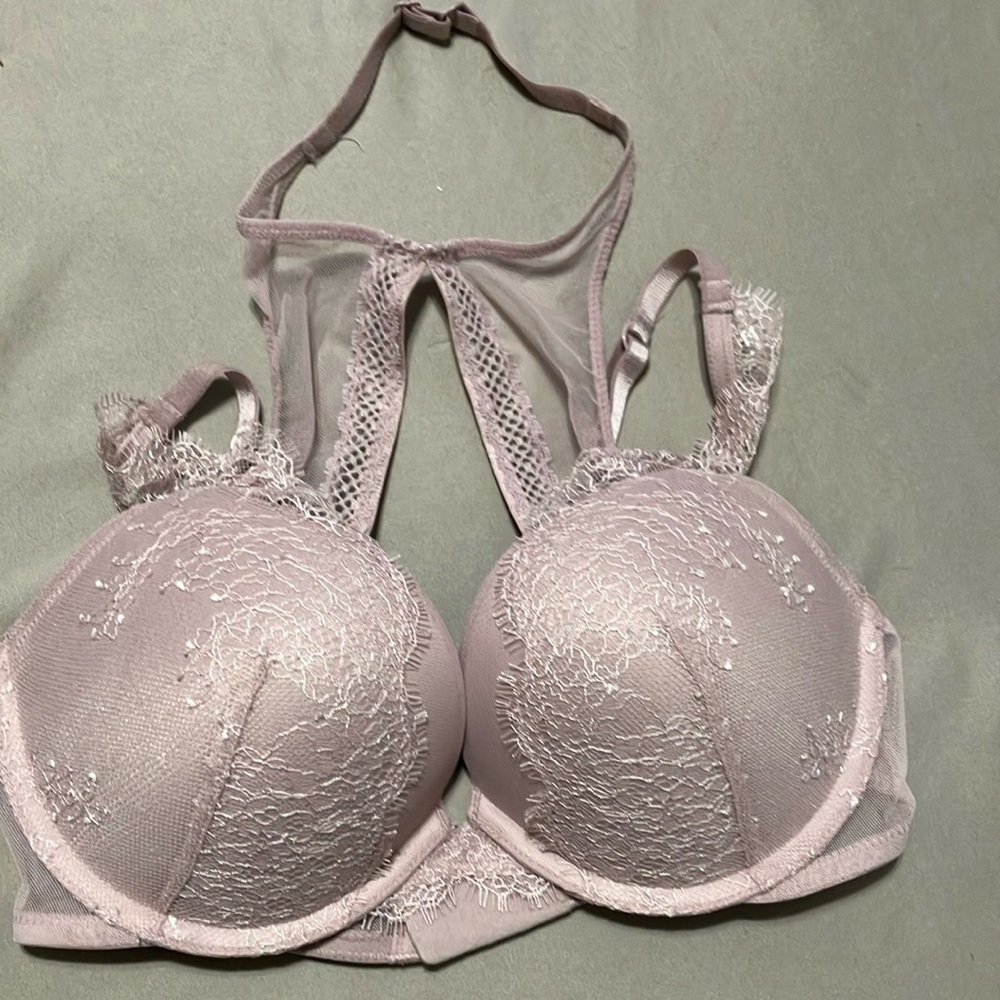 Re posh Victoria’s Secret 32D very sexy, push-up bra, pink